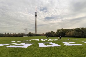 Am 19. Oktober platzierte Riverwatch gemeinsam mit Aktivist*innen die Forderung im Donaupark, vor der Skyline von Wien.